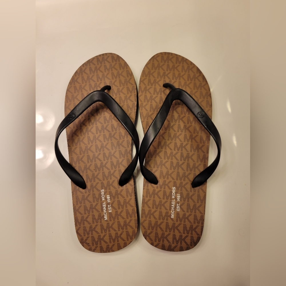 Like New Mens 10, Michael Kors Luggage/Black Brooks Flip Flop